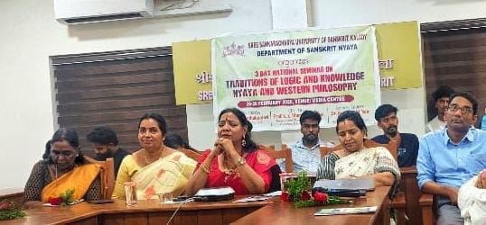 സംസ്കൃത സര്‍വ്വകലാശാലയില്‍ ത്രിദിന ദേശീയ സെമിനാര്‍ തുടങ്ങി, കെ. രാഘവൻ തിരുമുല്പാടിന്റെ താളിയോലശേഖരം സംസ്കൃത സര്‍വ്വകലാശാലയ്ക്ക് കൈമാറുന്നു